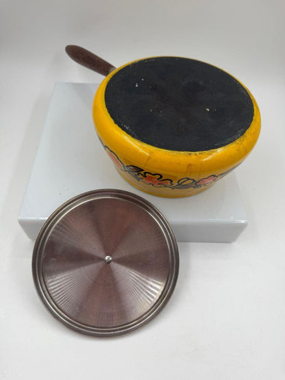 Vintage Emailletopf gelb mit Blumendekor, Holzgriff, 1970er