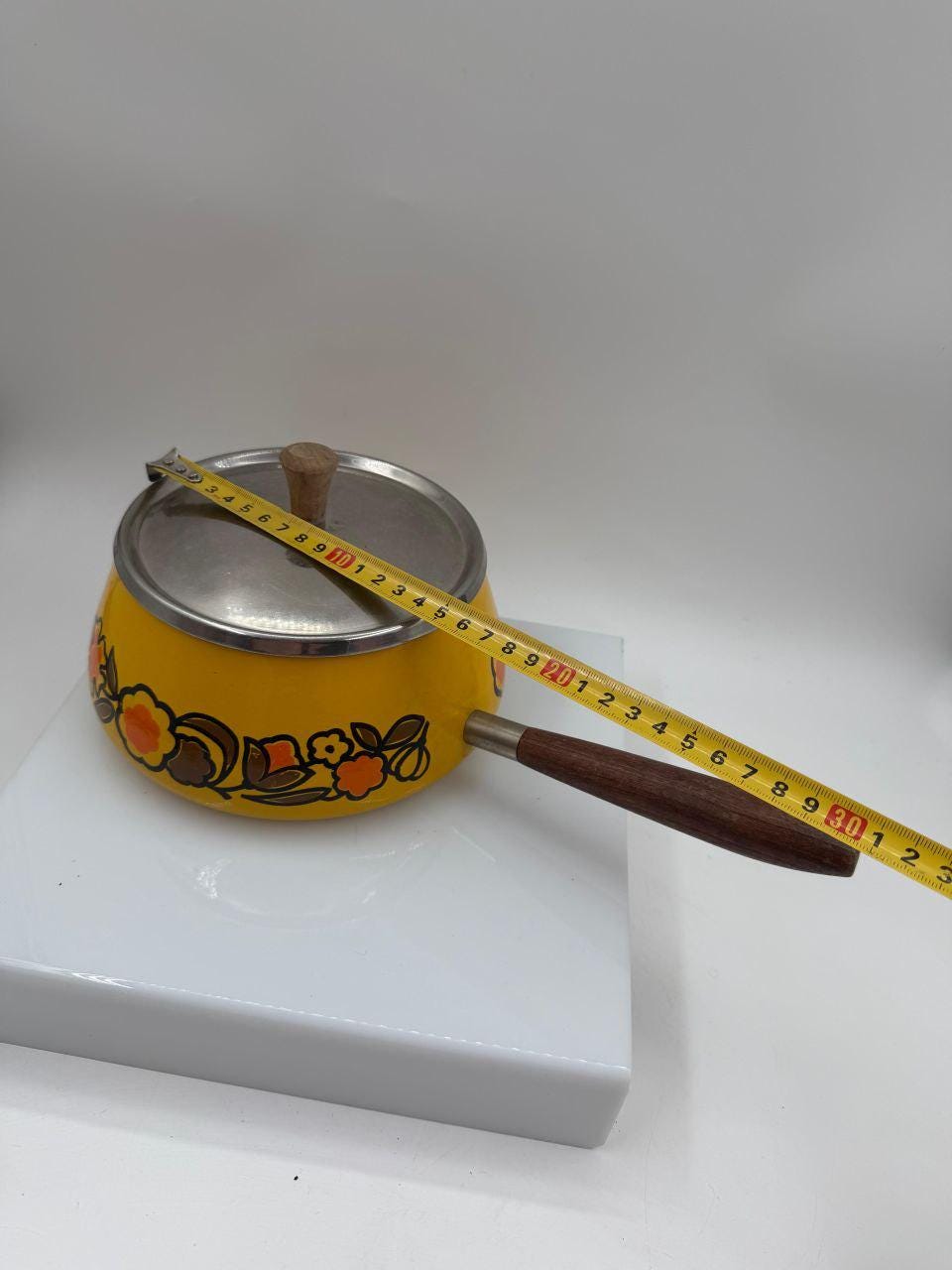 Vintage Emailletopf gelb mit Blumendekor, Holzgriff, 1970er