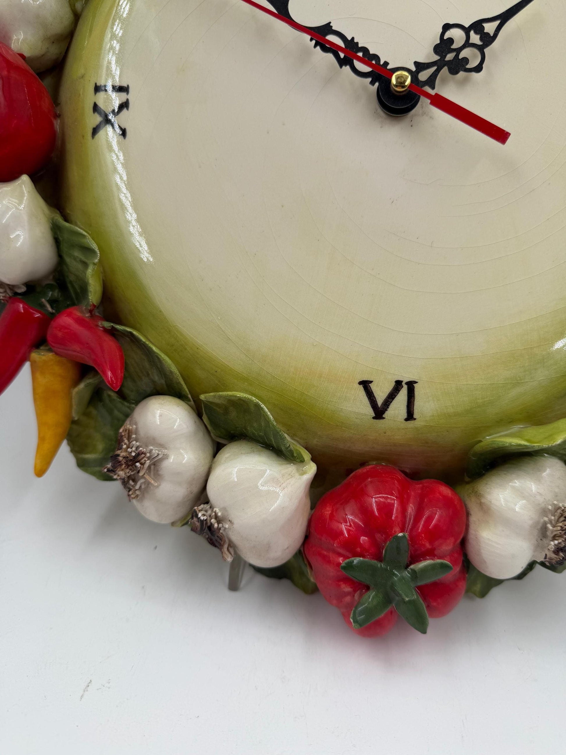 Vintage Keramik Wanduhr mit 3D-Gemüse Majolika Italien