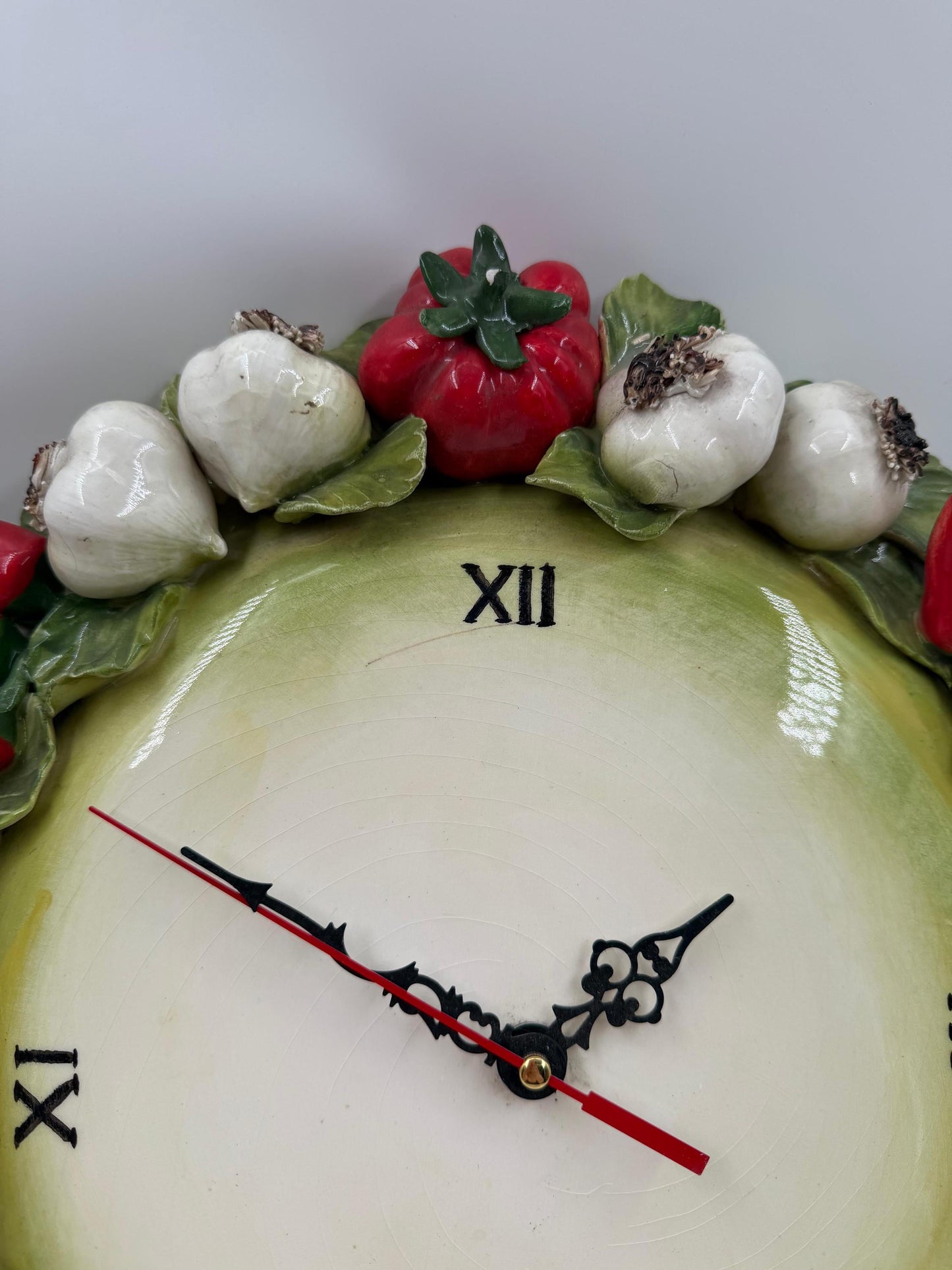 Vintage Keramik Wanduhr mit 3D-Gemüse Majolika Italien