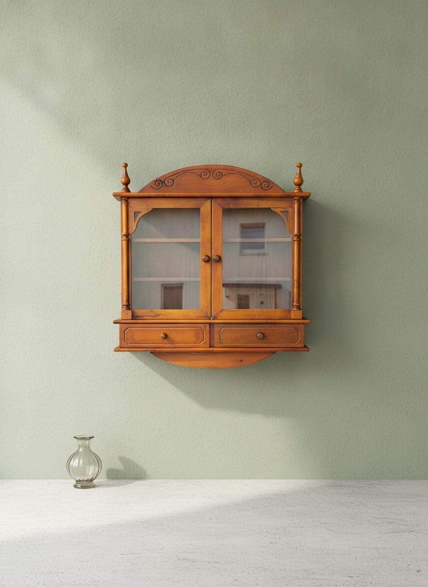 Vintage Wandschrank Holz Farmhouse mit geschnitztem Bogen