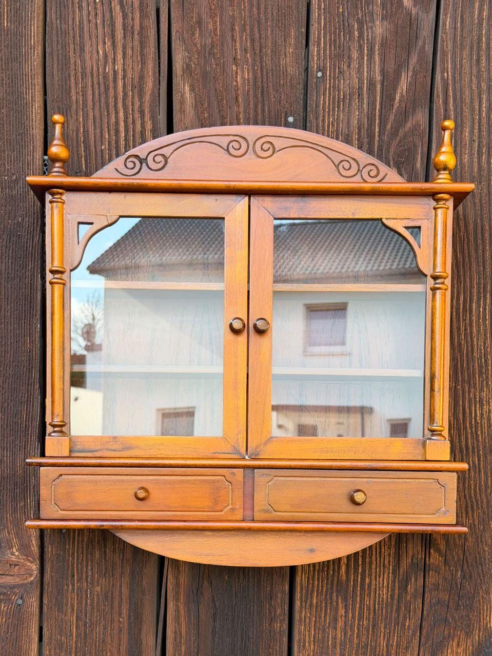 Vintage Wandschrank Holz Farmhouse mit geschnitztem Bogen