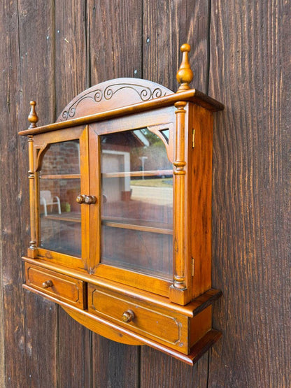 Vintage Wandschrank Holz Farmhouse mit geschnitztem Bogen