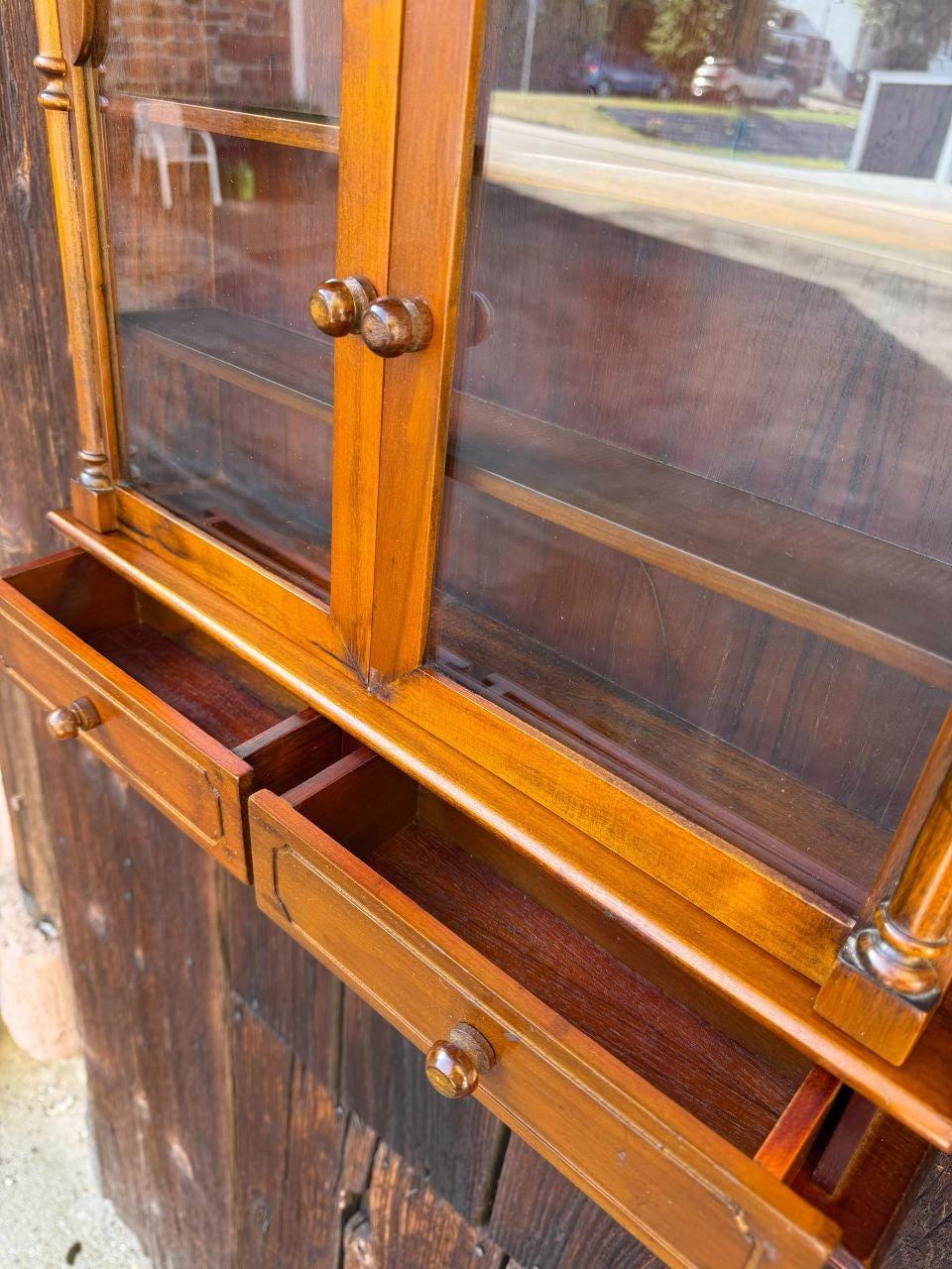Vintage Wandschrank Holz Farmhouse mit geschnitztem Bogen