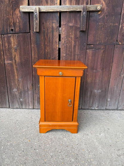 Vintage Nachttisch aus Nussbaumholz mit Messingbeschlägen