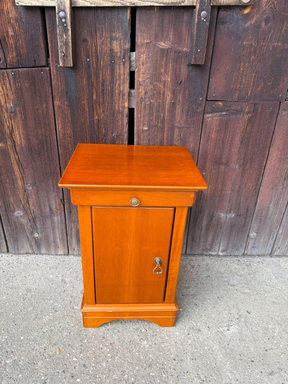 Vintage Nachttisch aus Nussbaumholz mit Messingbeschlägen