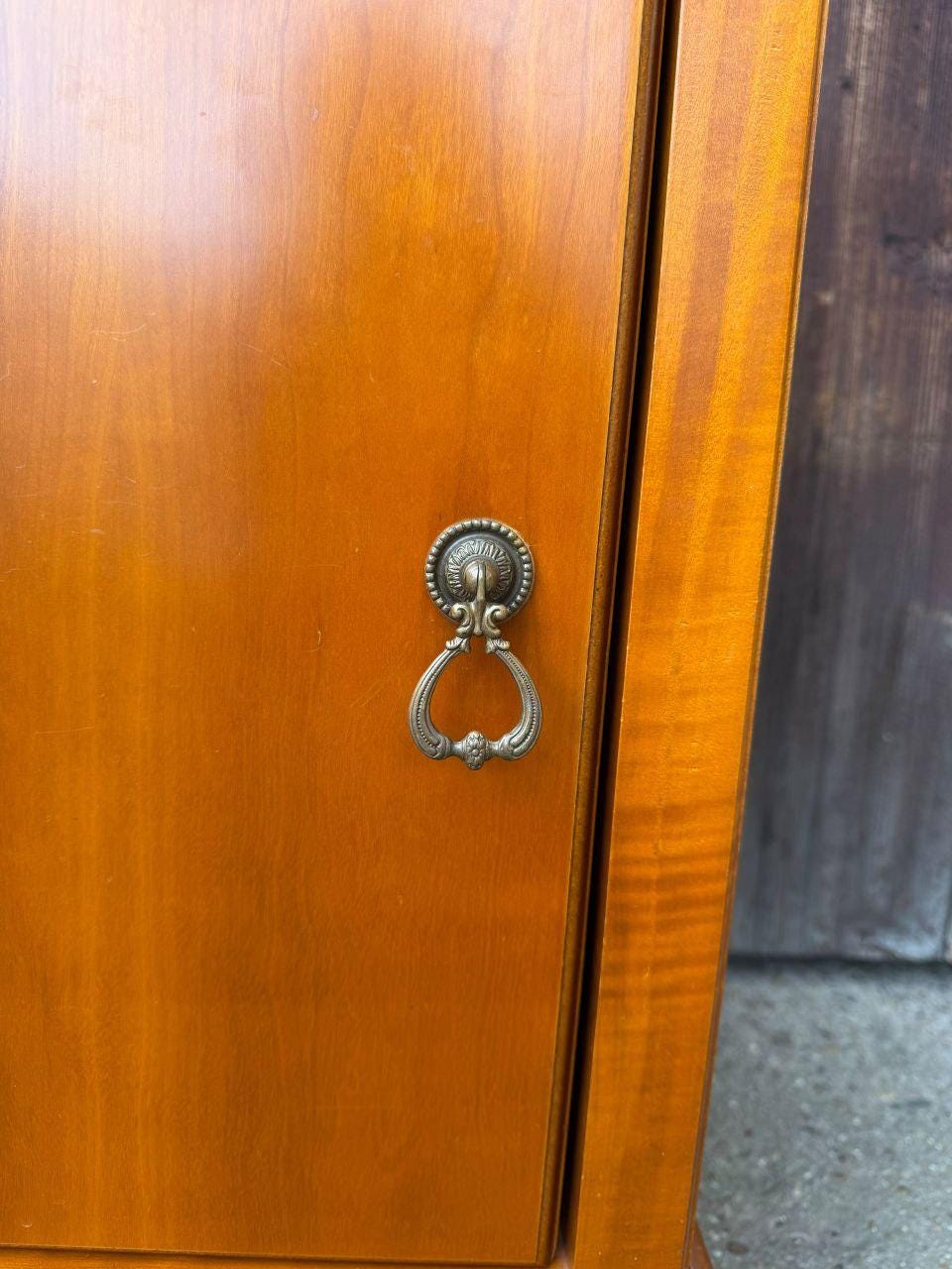 Vintage Nachttisch aus Nussbaumholz mit Messingbeschlägen