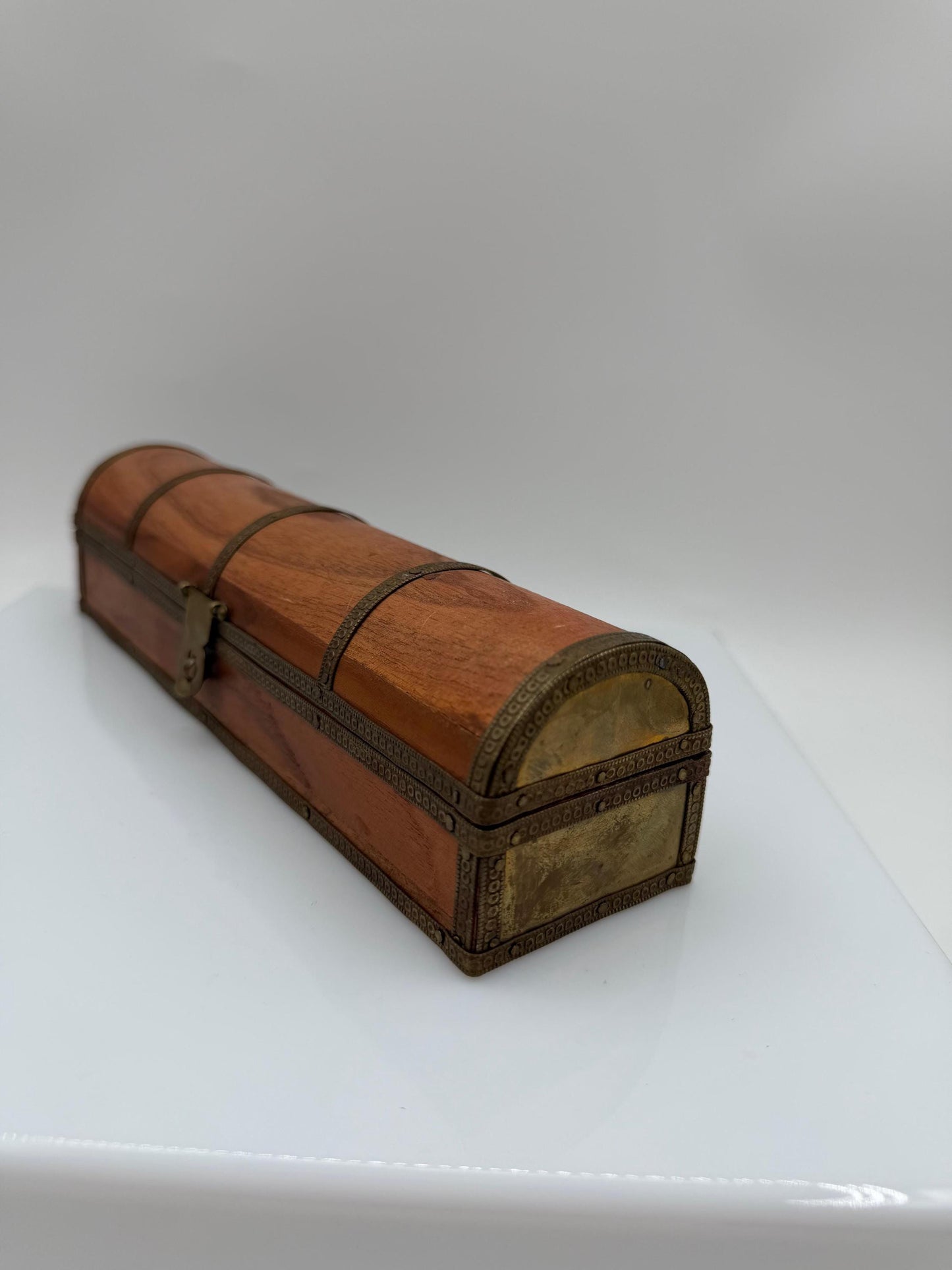 Vintage Schmuckschatulle Holz mit Messingbeschlägen, Halbrund-Deckel