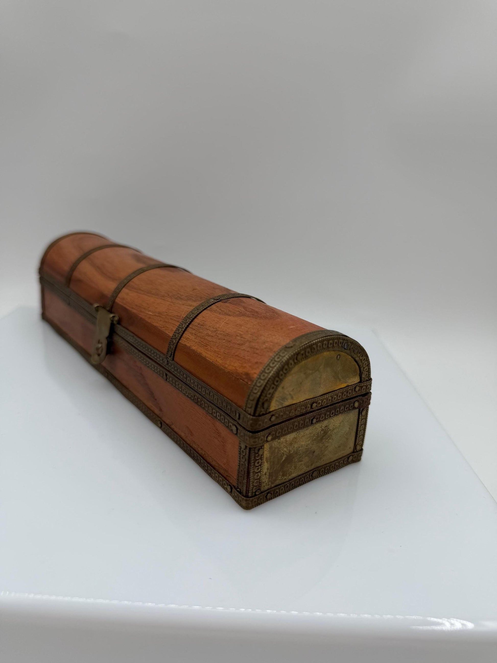 Vintage Schmuckschatulle Holz mit Messingbeschlägen, Halbrund-Deckel
