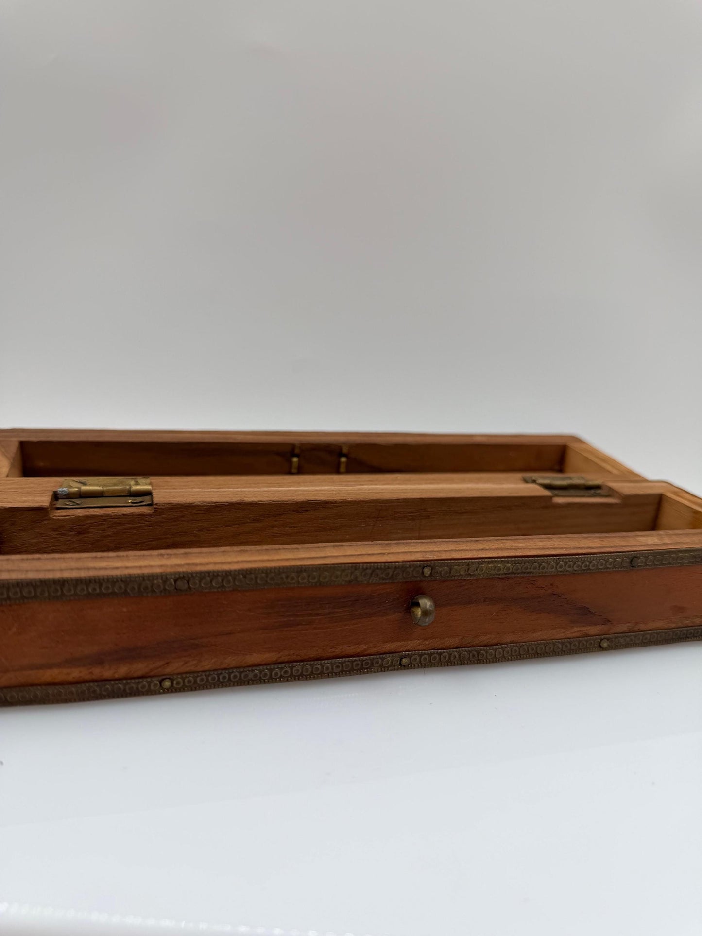 Vintage Schmuckschatulle Holz mit Messingbeschlägen, Halbrund-Deckel