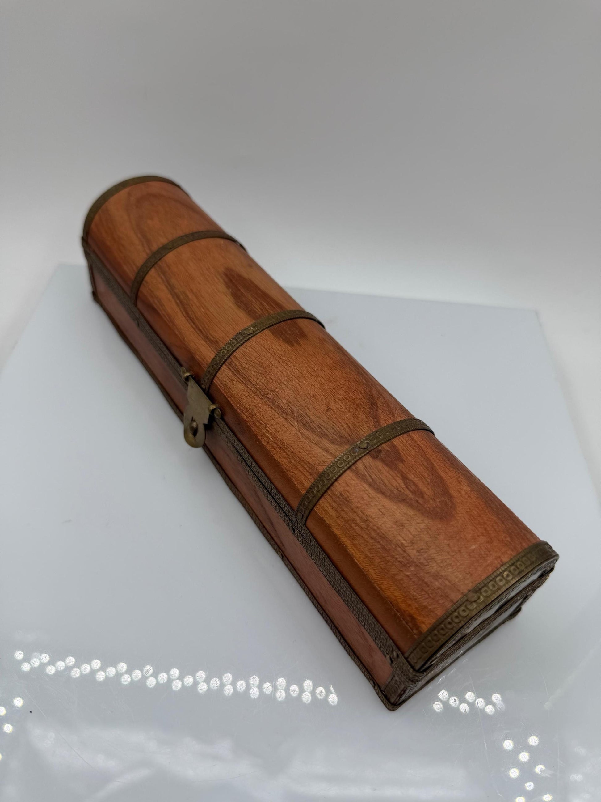 Vintage Schmuckschatulle Holz mit Messingbeschlägen, Halbrund-Deckel