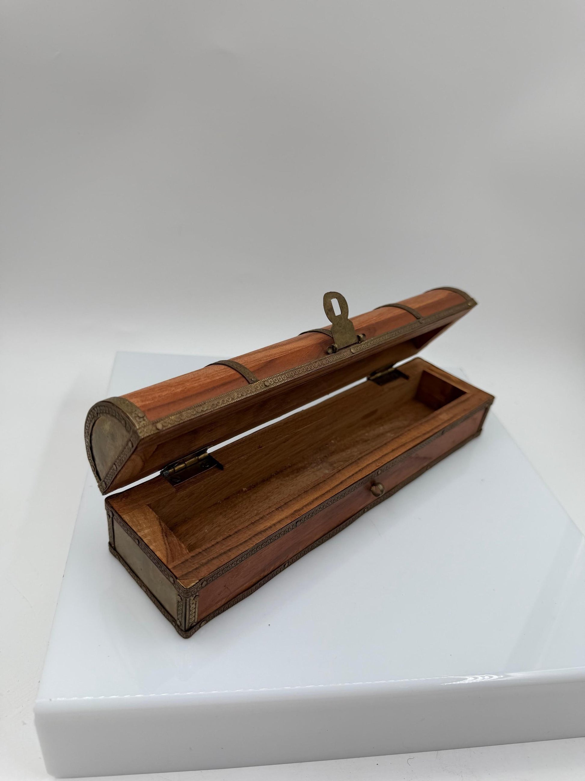 Vintage Schmuckschatulle Holz mit Messingbeschlägen, Halbrund-Deckel