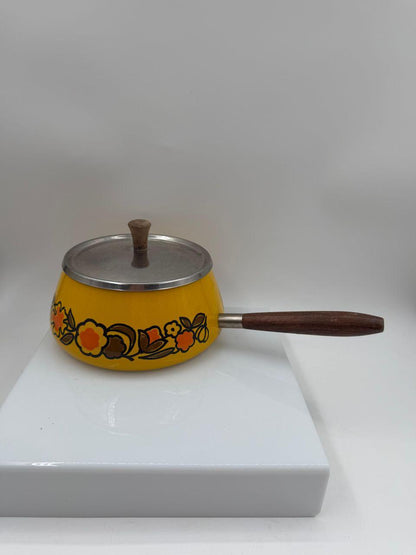 Vintage Emailletopf gelb mit Blumendekor, Holzgriff, 1970er