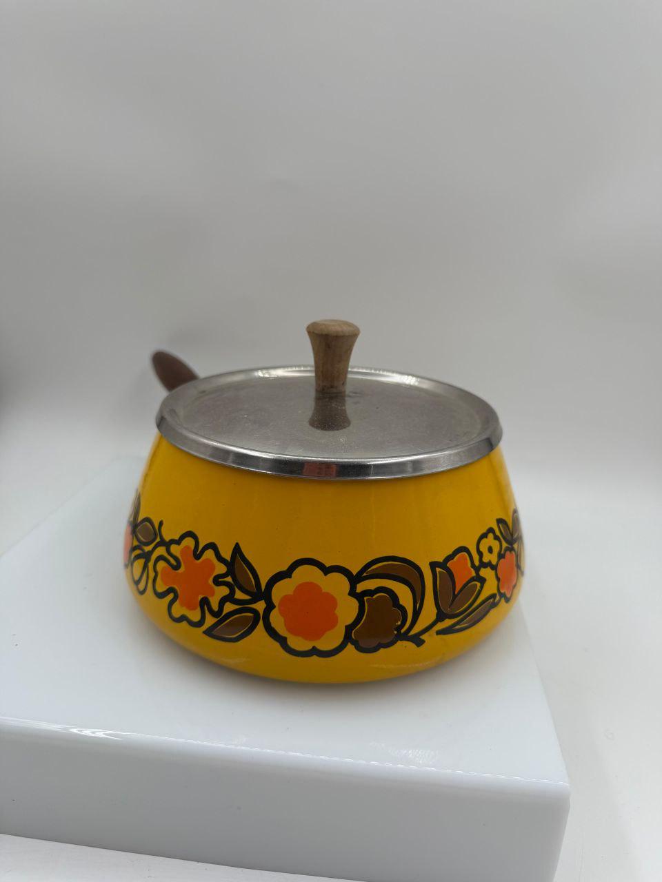 Vintage Emailletopf gelb mit Blumendekor, Holzgriff, 1970er