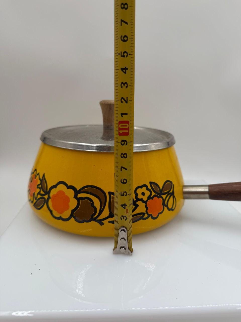 Vintage Emailletopf gelb mit Blumendekor, Holzgriff, 1970er