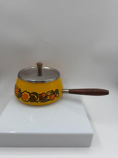 Vintage Emailletopf gelb mit Blumendekor, Holzgriff, 1970er