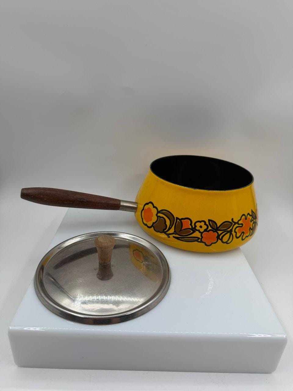 Vintage Emailletopf gelb mit Blumendekor, Holzgriff, 1970er