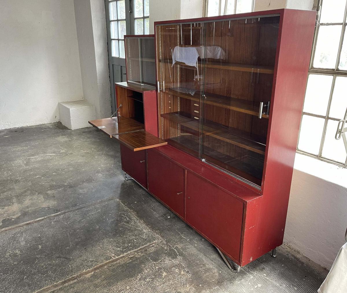 Vintage Bauhaus Vitrinenschrank Bordeauxrot, Karel Ort zugeschrieben