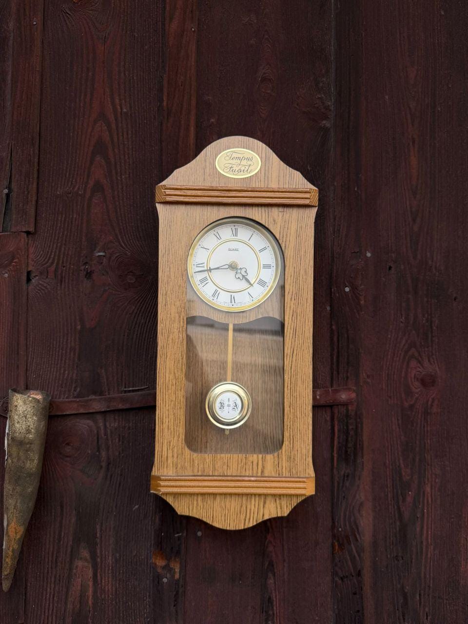 Vintage Pendeluhr Tempus Fugit, Eichenholz mit Messing-Regulator