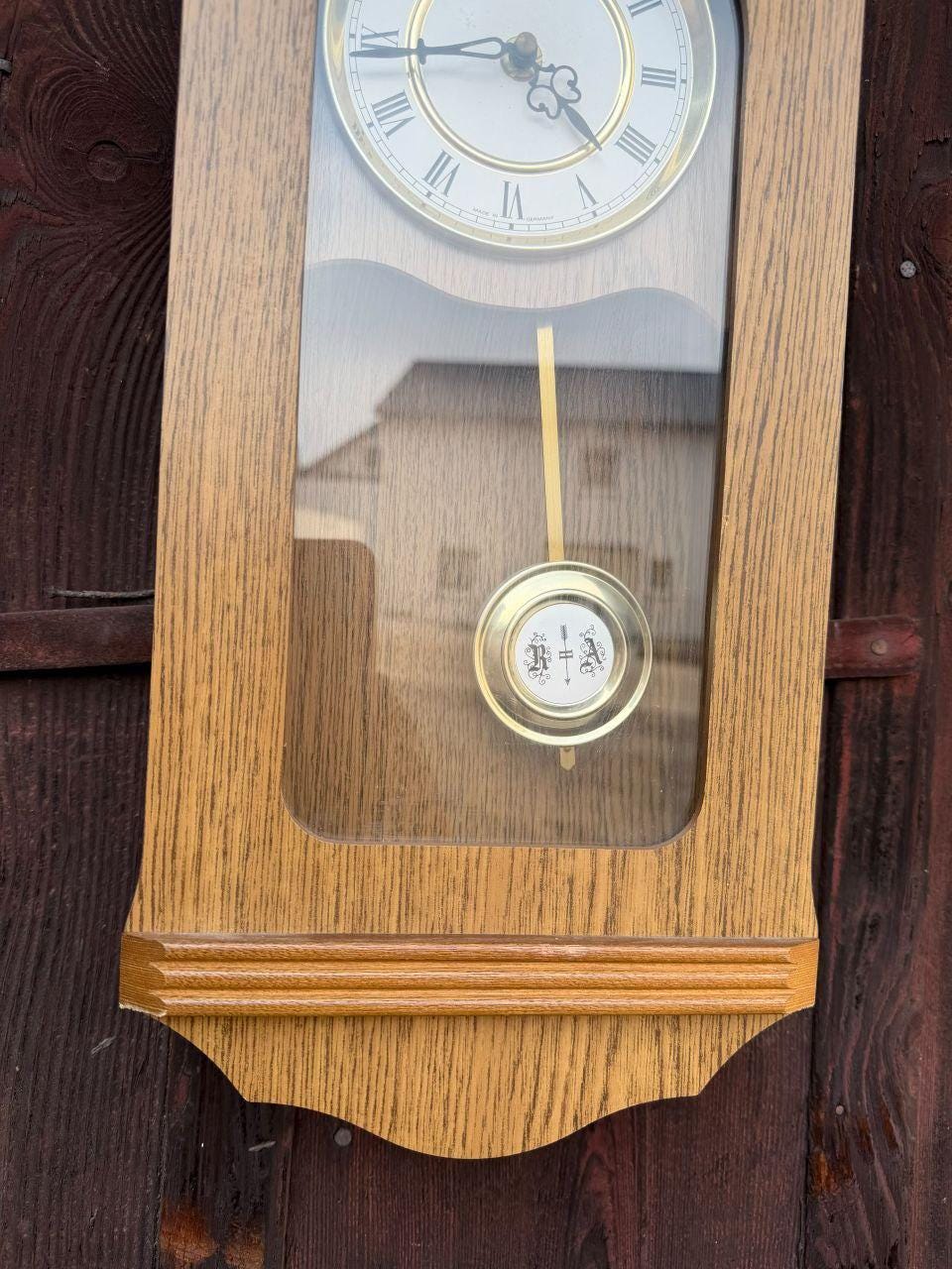 Vintage Pendeluhr Tempus Fugit, Eichenholz mit Messing-Regulator