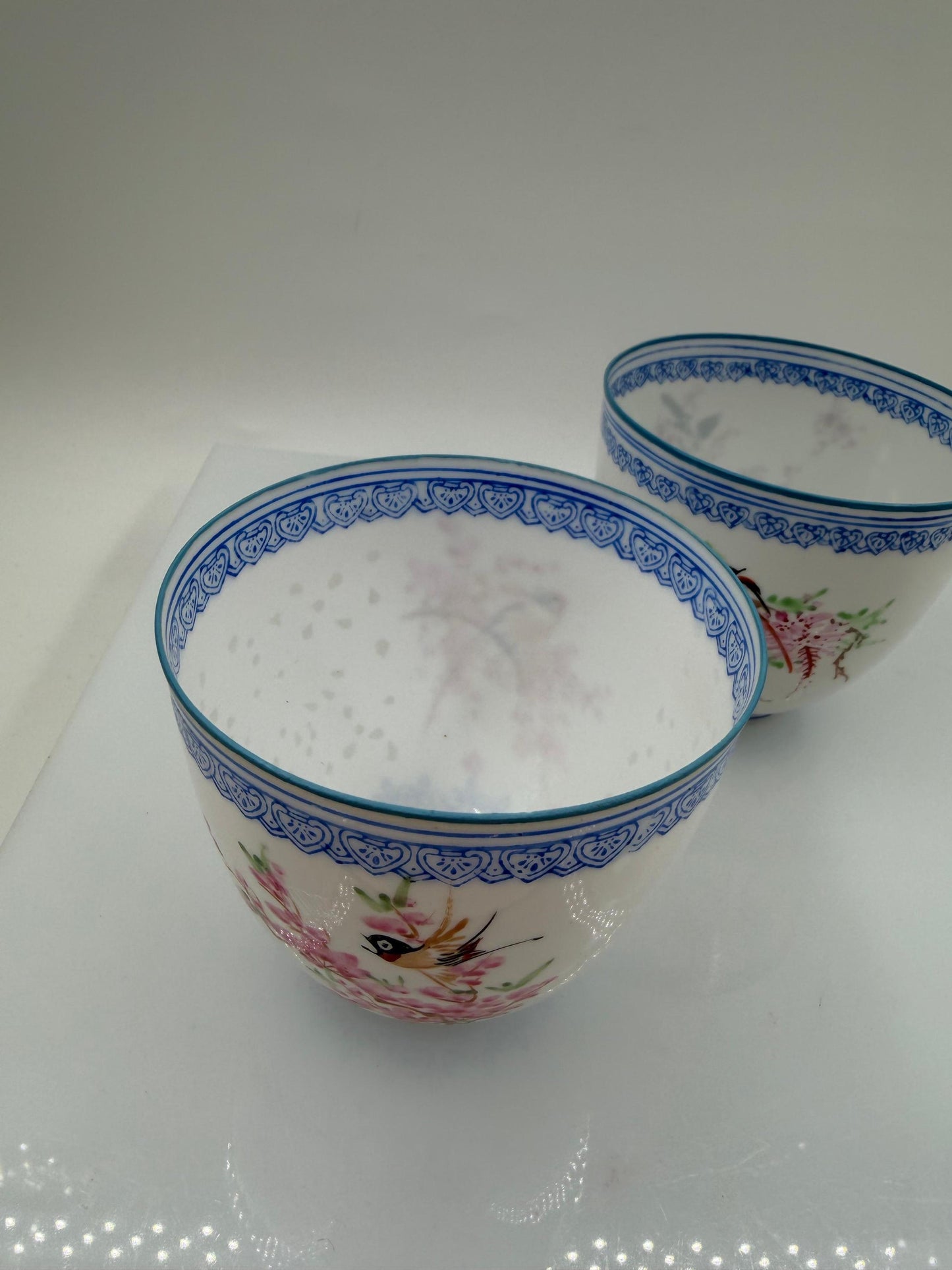 Set von 2 Vintage Teetasse Eierschalenporzellan Famille Rose, China