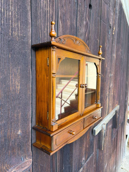 Vintage Wandschrank Holz Farmhouse mit geschnitztem Bogen