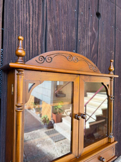 Vintage Wandschrank Holz Farmhouse mit geschnitztem Bogen