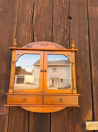 Vintage Wandschrank Holz Farmhouse mit geschnitztem Bogen