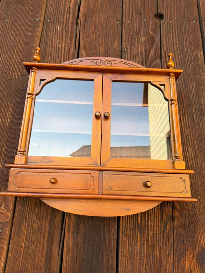 Vintage Wandschrank Holz Farmhouse mit geschnitztem Bogen