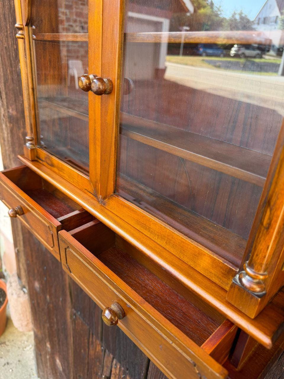 Vintage Wandschrank Holz Farmhouse mit geschnitztem Bogen