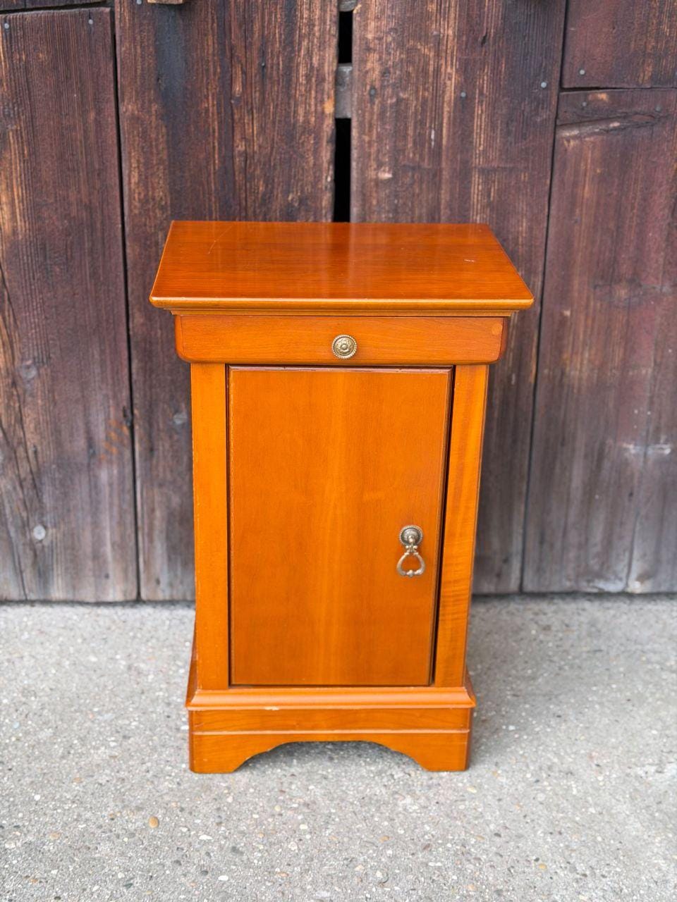 Vintage Nachttisch aus Nussbaumholz mit Messingbeschlägen