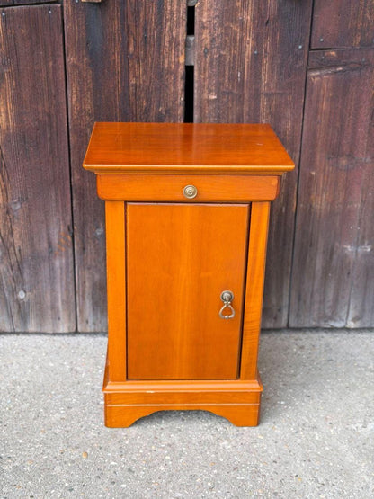 Vintage Nachttisch aus Nussbaumholz mit Messingbeschlägen