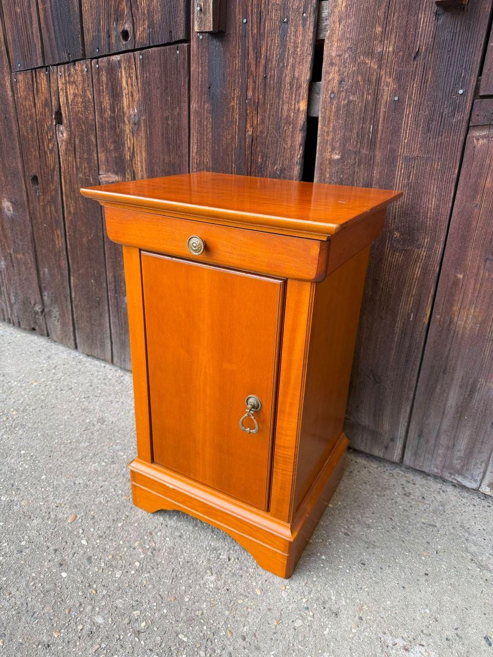 Vintage Nachttisch aus Nussbaumholz mit Messingbeschlägen