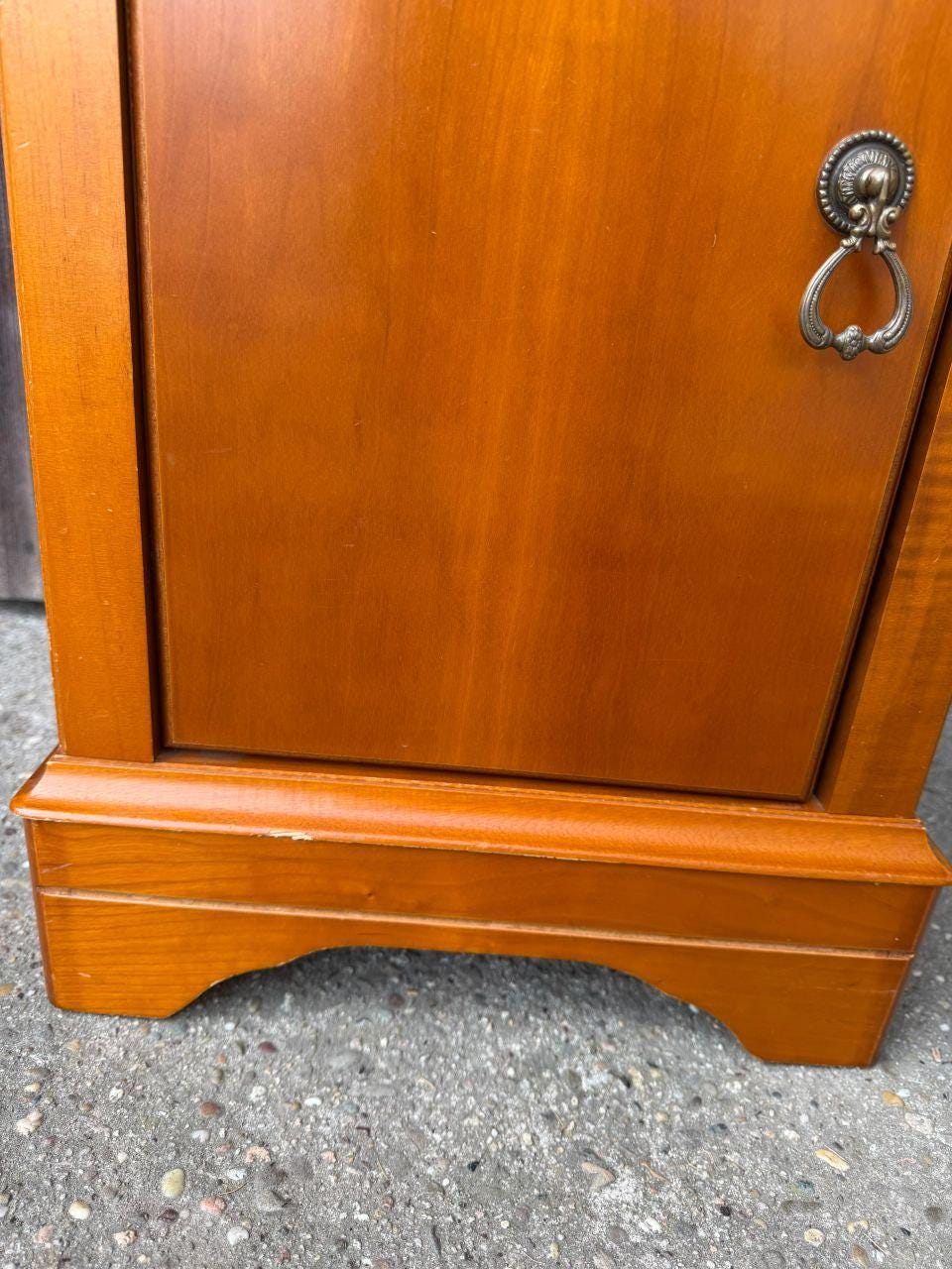 Vintage Nachttisch aus Nussbaumholz mit Messingbeschlägen