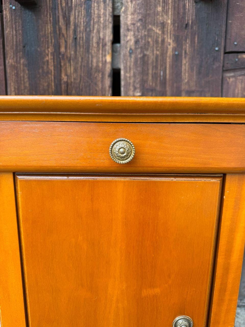 Vintage Nachttisch aus Nussbaumholz mit Messingbeschlägen