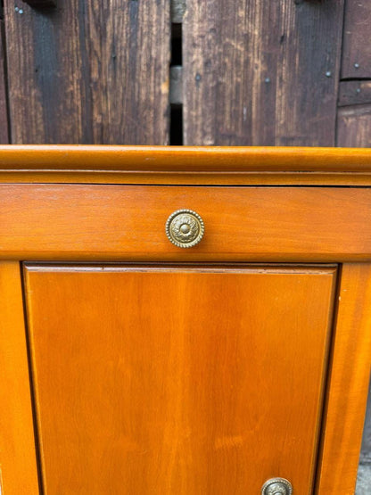 Vintage Nachttisch aus Nussbaumholz mit Messingbeschlägen