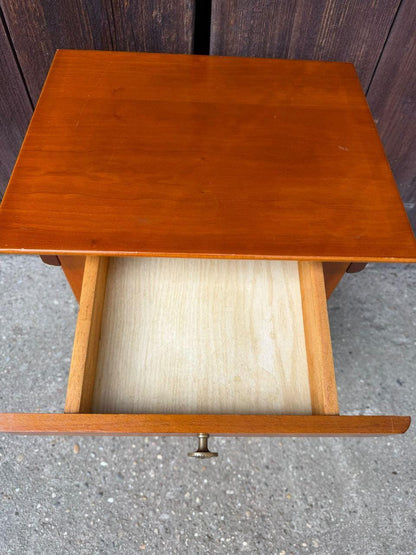 Vintage Nachttisch aus Nussbaumholz mit Messingbeschlägen