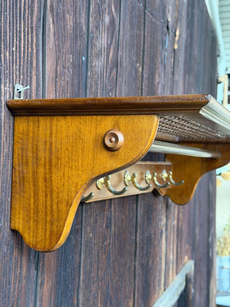 Vintage Garderobe aus Massivholz mit Messinghaken