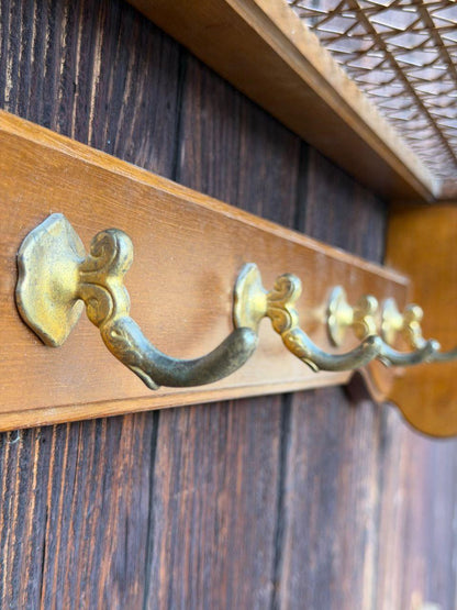 Vintage Garderobe aus Massivholz mit Messinghaken