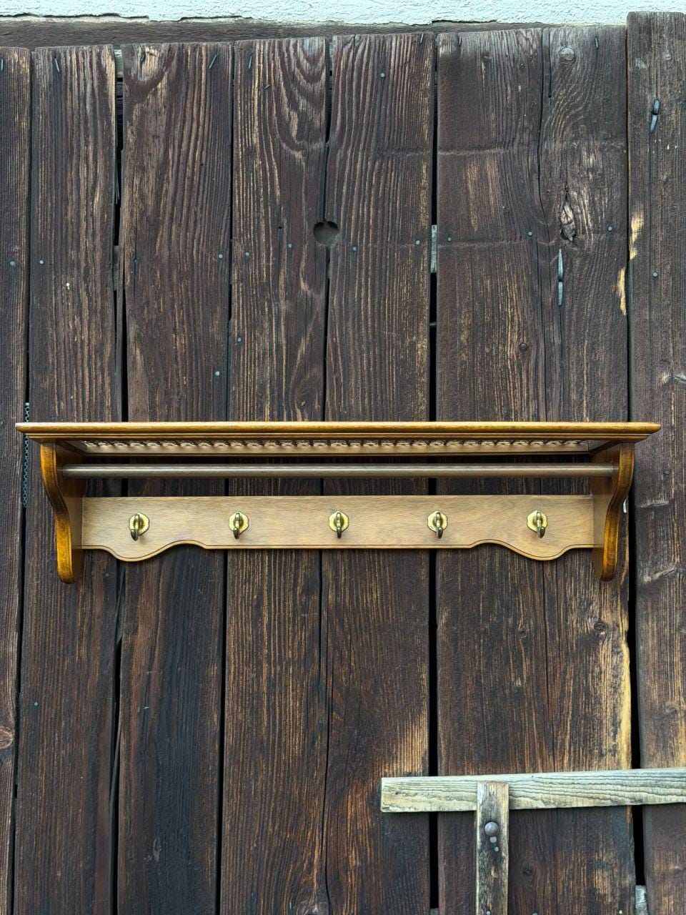 Vintage Garderobe aus Massivholz mit Messinghaken