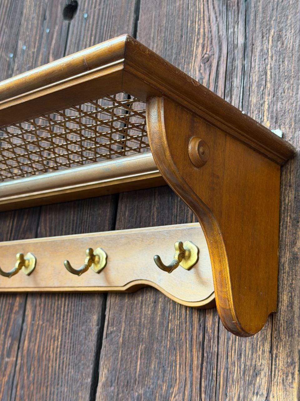 Vintage Garderobe aus Massivholz mit Messinghaken