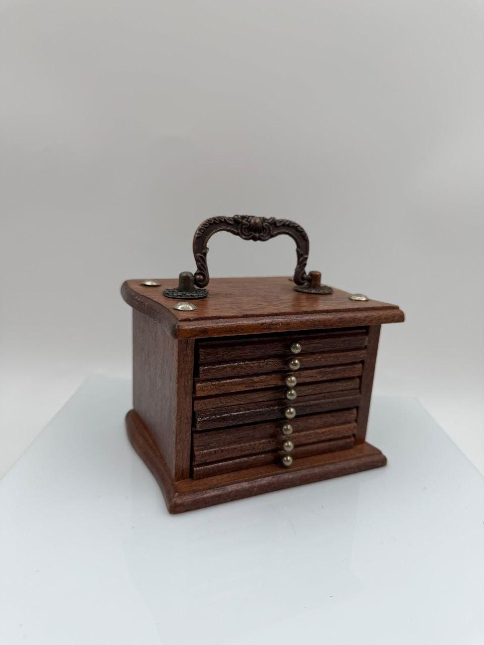 Vintage Untersetzer-Set 8-teilig, Holzbox mit Messinggriff