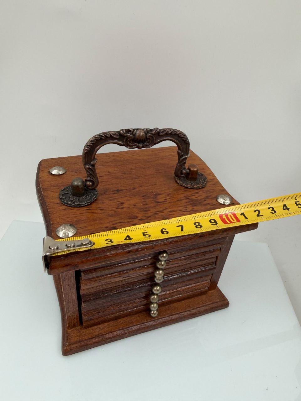 Vintage Untersetzer-Set 8-teilig, Holzbox mit Messinggriff
