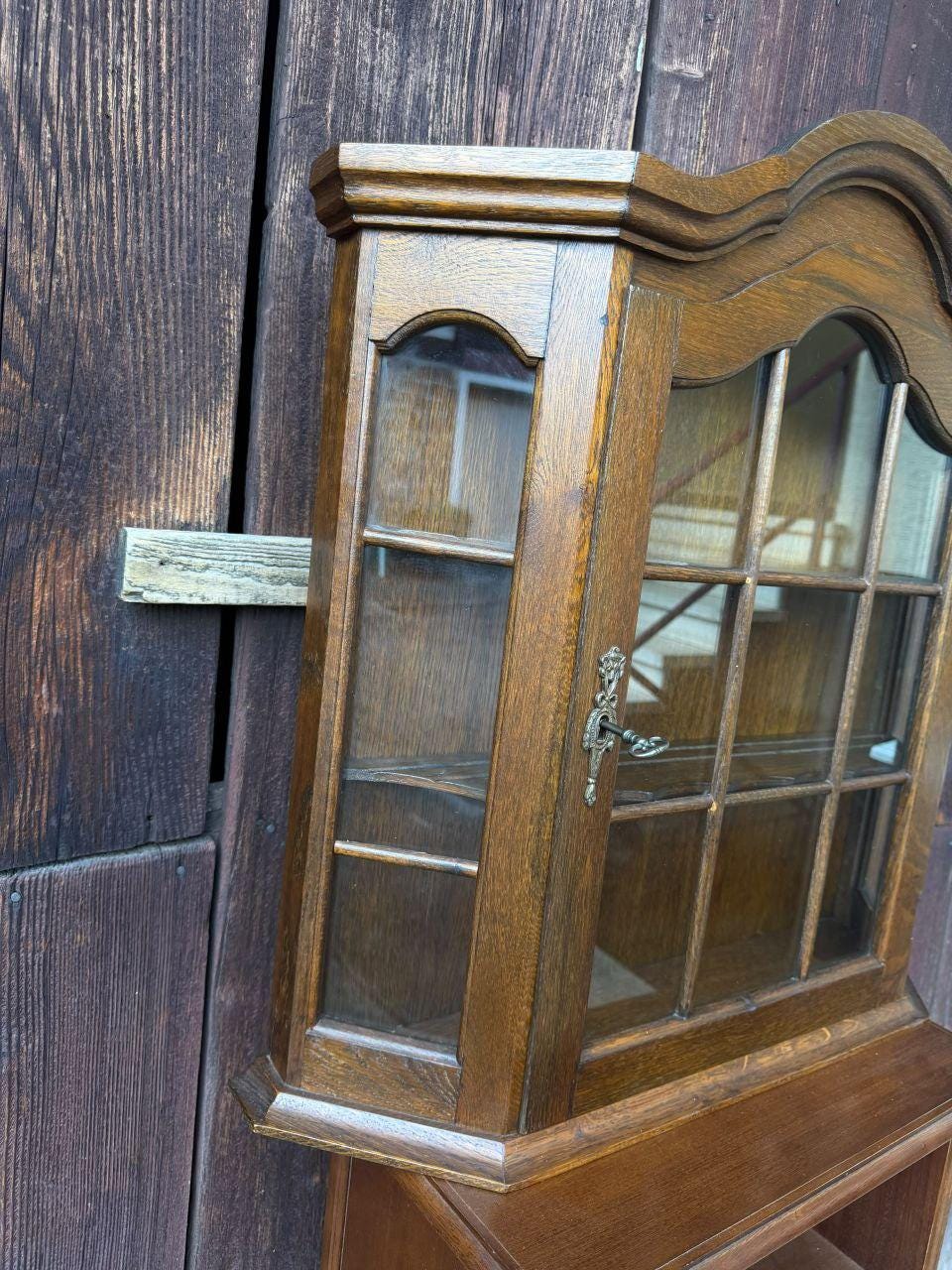 Vintage Wandvitrine aus Eichenholz im Barock-Stil mit Glastür