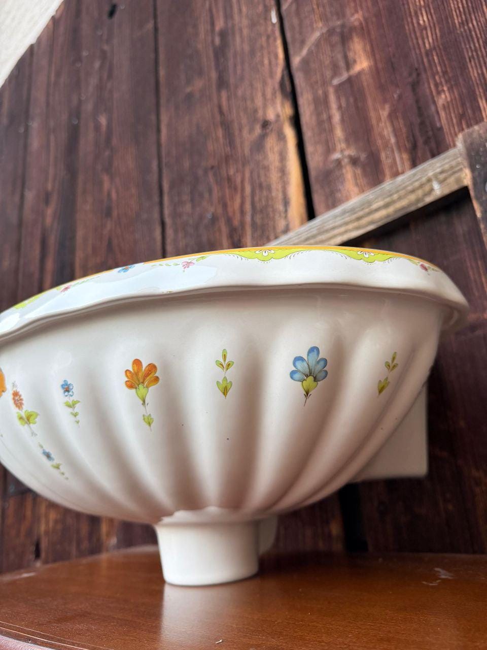 Vintage Waschbecken Faience Belle Époque mit Blumen- und Vogeldekor