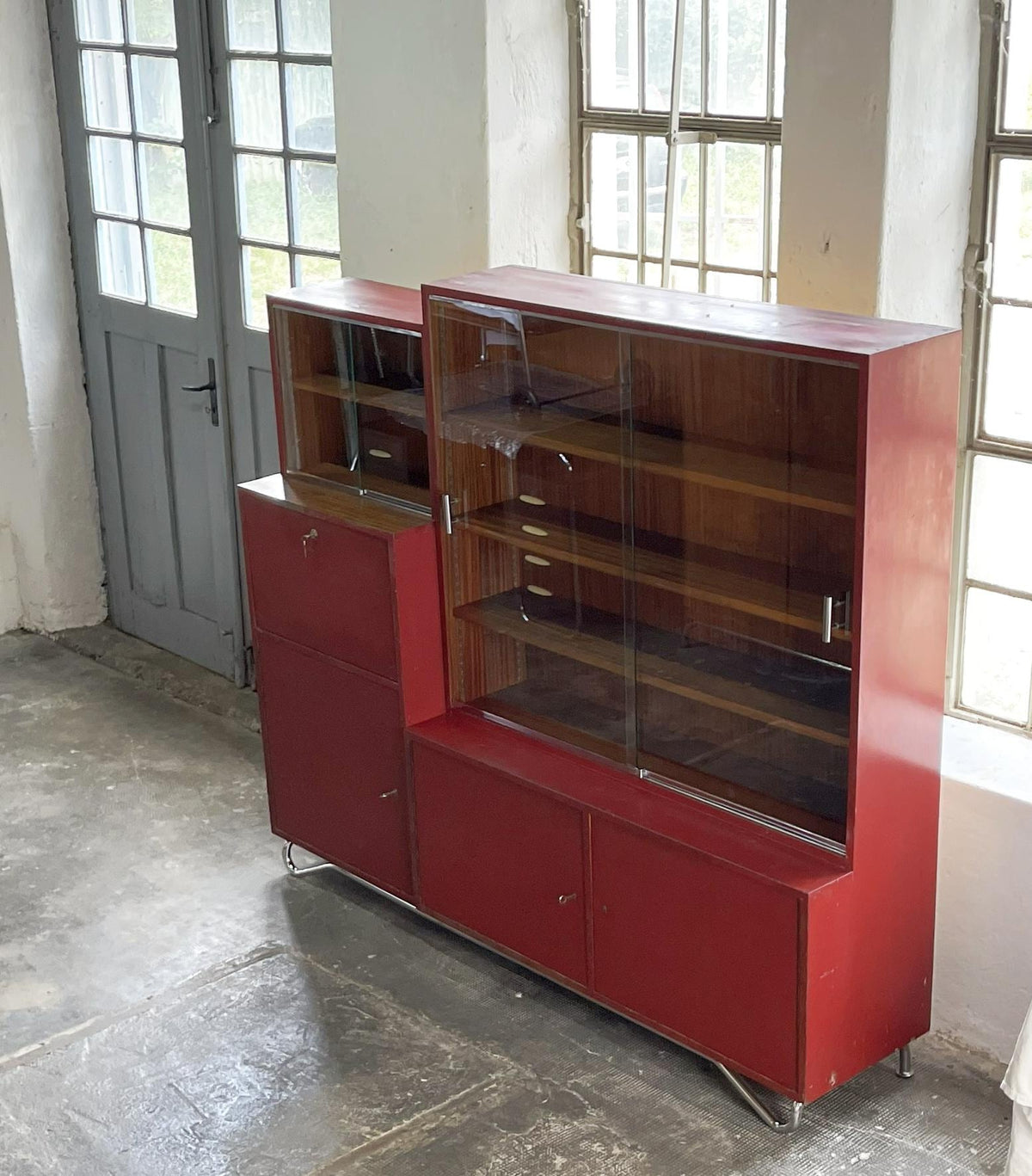 Vintage Bauhaus Vitrinenschrank Bordeauxrot, Karel Ort zugeschrieben
