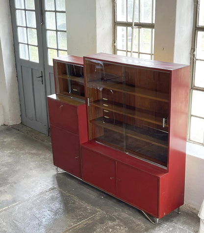 Vintage Bauhaus Vitrinenschrank Bordeauxrot, Karel Ort zugeschrieben