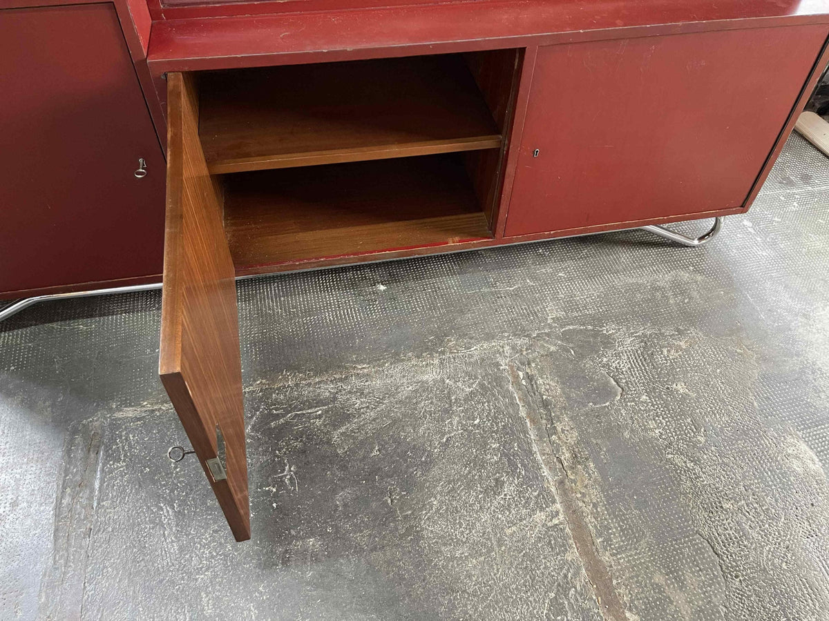 Vintage Bauhaus Vitrinenschrank Bordeauxrot, Karel Ort zugeschrieben