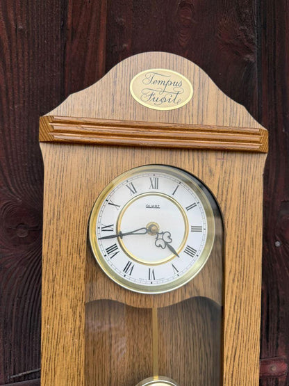 Vintage Pendeluhr Tempus Fugit, Eichenholz mit Messing-Regulator