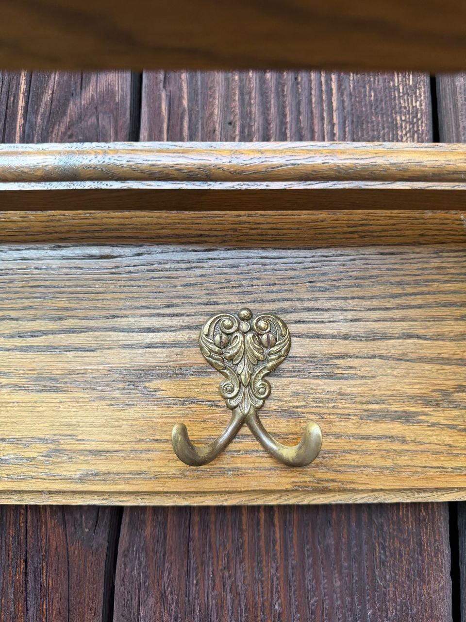 Vintage Garderobe aus Holz mit Messing-Doppelhaken und Ablage